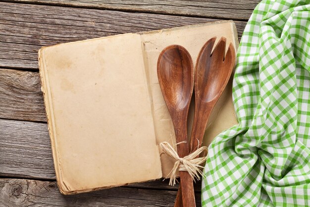 Kuchynské náradie na stole